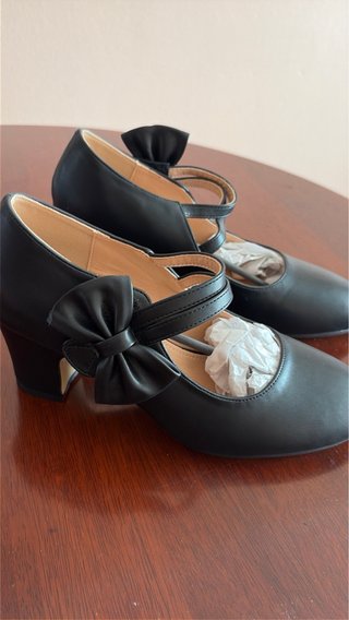 Zapatos negros con lazo y tira