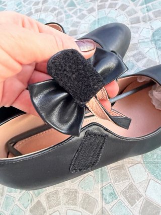 Zapatos negros con lazo y tira