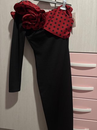 Vestido negro y rojo con volantes