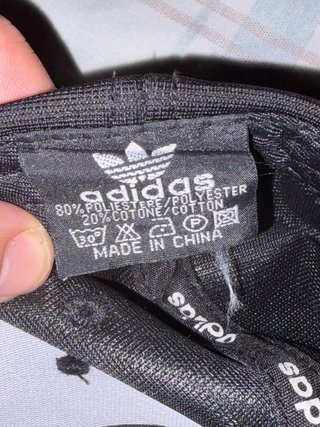 Gorra Adidas Negra con Logo Repetido