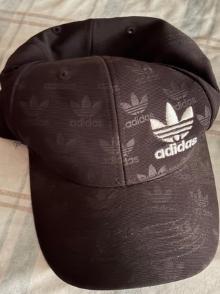 Gorra Adidas Negra con Logo Repetido