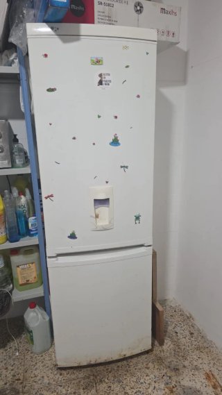 Nevera blanca con dispensador de agua