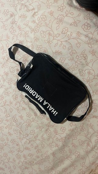 Bolsa Hombro Real Madrid Blanca y Negra.