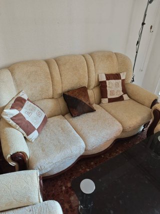 Sofá de tela beige y marrón