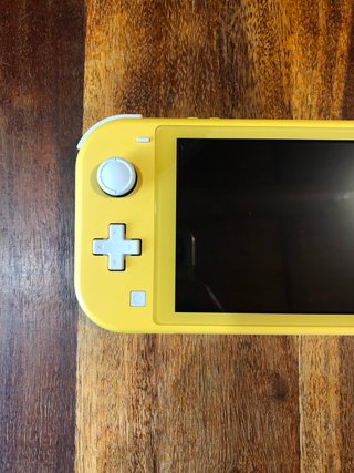 Console Nintendo Switch Lite gialla con custodia