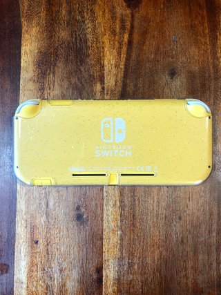 Console Nintendo Switch Lite gialla con custodia