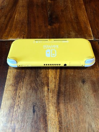 Console Nintendo Switch Lite gialla con custodia
