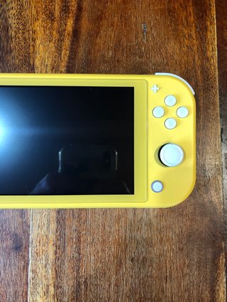 Console Nintendo Switch Lite gialla con custodia