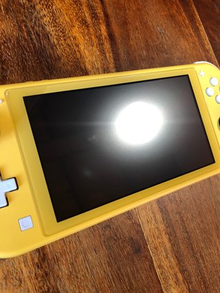 Console Nintendo Switch Lite gialla con custodia