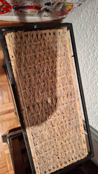 Mueble de mimbre y metal