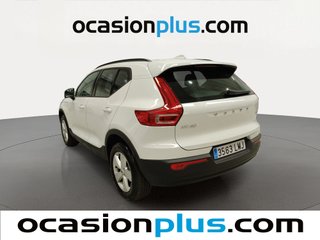 Volvo XC40 T2 Momentum Core 95 kW (129 CV)