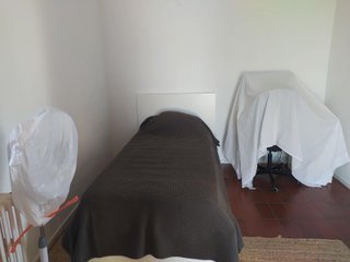 Cama individual marrón y blanca