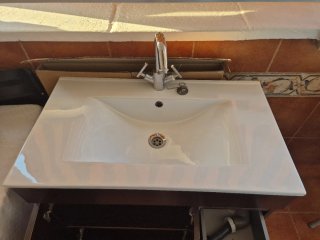Conjunto lavabo y mueble baño madera.