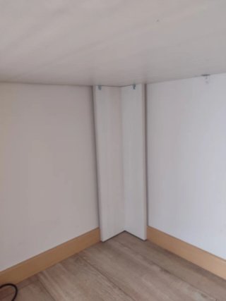 Escritorio de esquina blanco y plateado