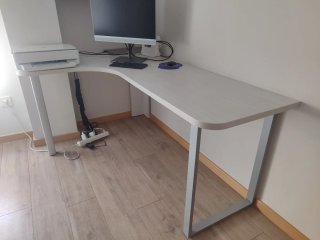 Escritorio de esquina blanco y plateado