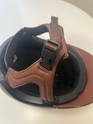 Casco de equitación negro con visera