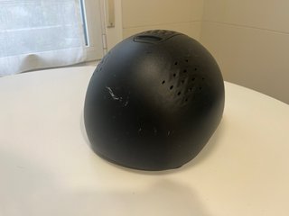 Casco de equitación negro con visera