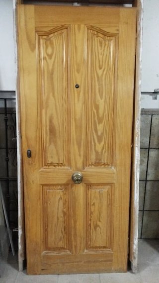 Puerta de madera maciza
