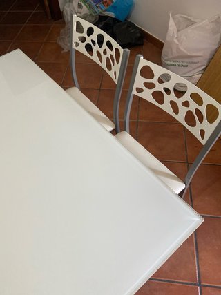 Mesa y 2 Sillas Blancas