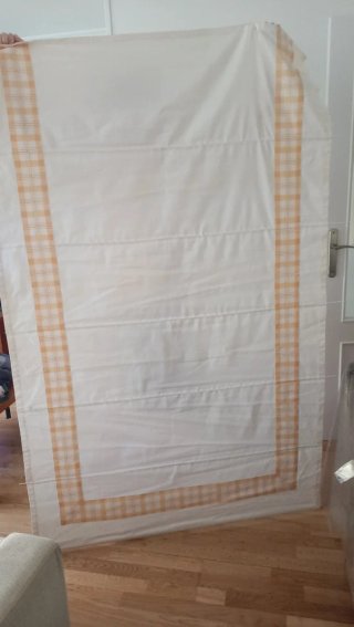 Estor blanco con borde a cuadros amarillo
