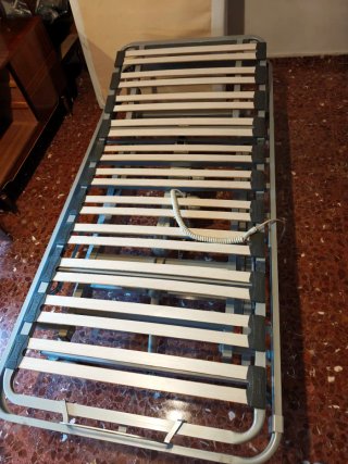 Cama mecánica articulada de madera y metal