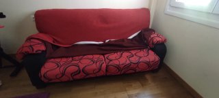 Sofá rojo de tela estampada c/ funda roja a medida