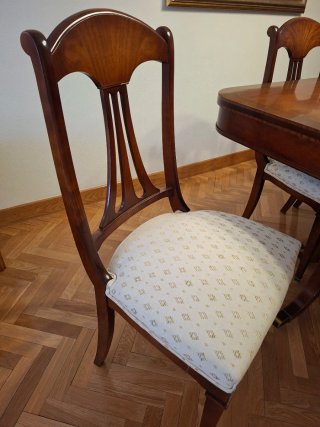 Mesa de comedor y 4 sillas de madera. Mariner.