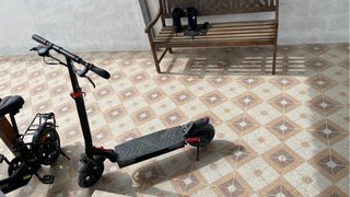 Patinete eléctrico con manillar roto