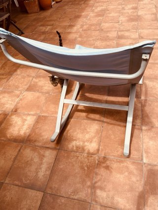 Mecedora de jardín azul y gris.