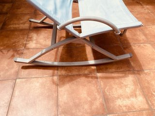 Mecedora de jardín azul y gris.