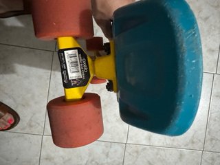 Patinete azul con ruedas naranjas