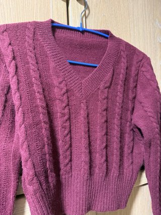 Jersey burdeos trenzado cuello pico