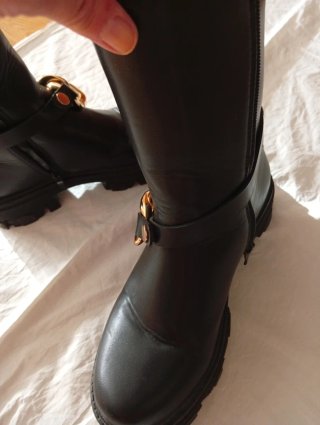 Botines negros con cadena dorada talla 38 Tamaris
