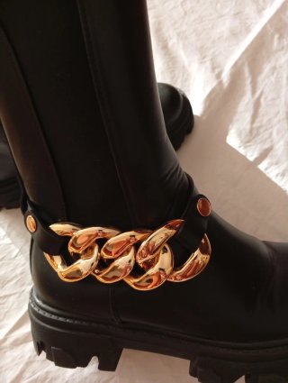 Botines negros con cadena dorada talla 38 Tamaris