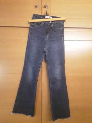 Pantalón vaquero Stradivarius Cropped Flare