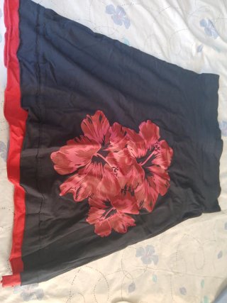 Falda negra con estampado floral rojo