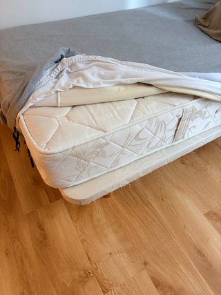 Cama individual, estructura de madera maciza.