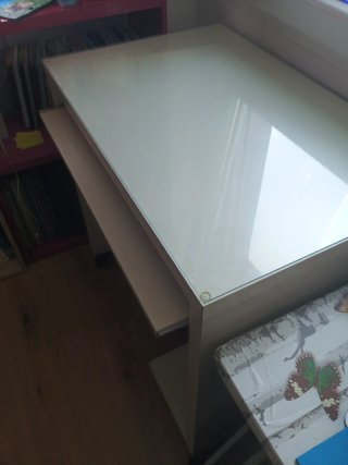 Escritorio blanco con bandeja y ruedas
