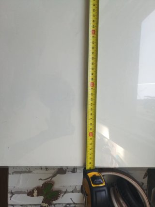 Escritorio blanco con bandeja y ruedas
