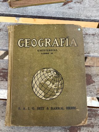 Libro antiguo de geografía universal