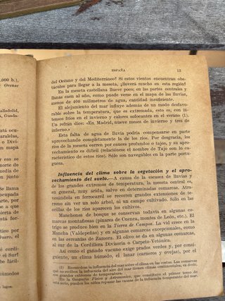 Libro antiguo de geografía universal