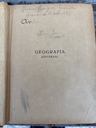 Libro antiguo de geografía universal