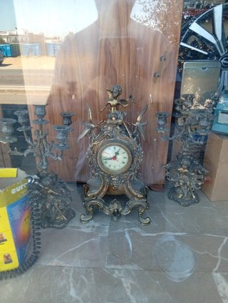 Reloj de sobremesa antiguo con figuras