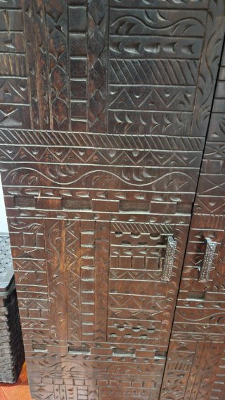 Armario de madera con detalles tallados