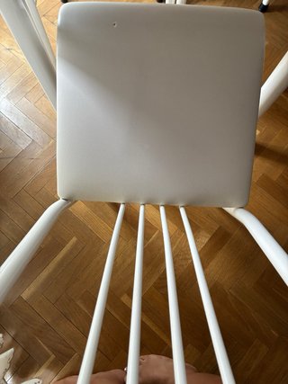 Mesa extensible de comedor con 4 sillas blancas