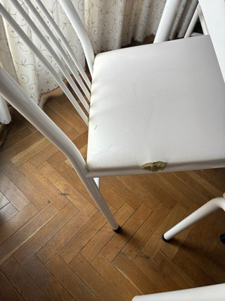Mesa extensible de comedor con 4 sillas blancas
