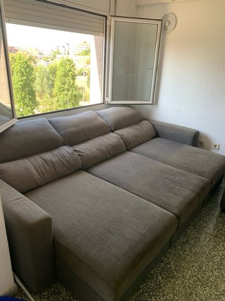 Sofá cama gris de tela