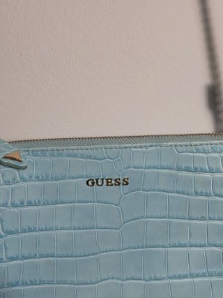 Borsa Guess azzurra effetto coccodrillo