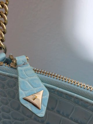 Borsa Guess azzurra effetto coccodrillo