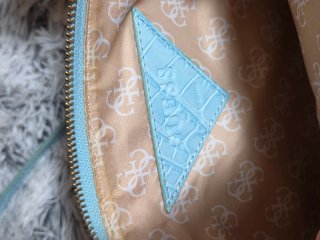 Borsa Guess azzurra effetto coccodrillo